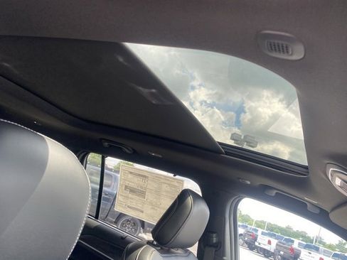 New 2025 Jeep Grand Cherokee L Limited w/ Luxury Tech Group II image 32