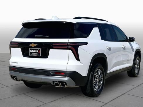 Used 2025 Chevrolet Traverse LT FWD image 13