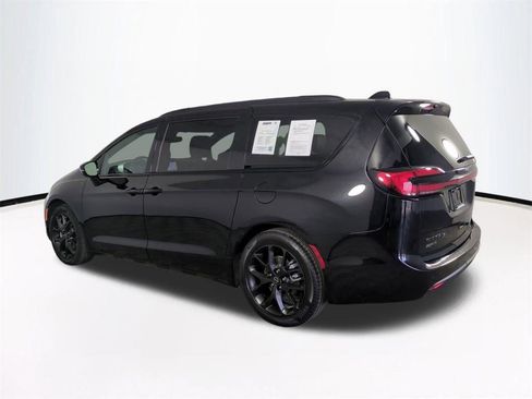 Used 2025 Chrysler Pacifica Limited image 7