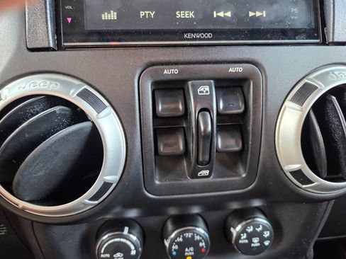 Used 2015 Jeep Wrangler Unlimited Sahara w/ Connectivity Group AWD/4WD image 24