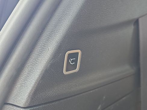 Used 2023 Chrysler Pacifica Pinnacle FWD image 11