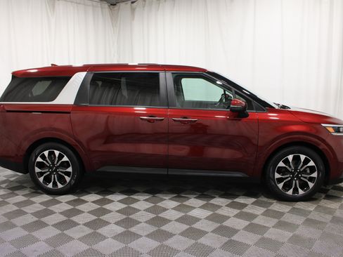 Used 2023 Kia Carnival EX FWD image 30