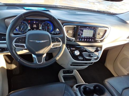 Used 2018 Chrysler Pacifica Touring-L Plus image 5