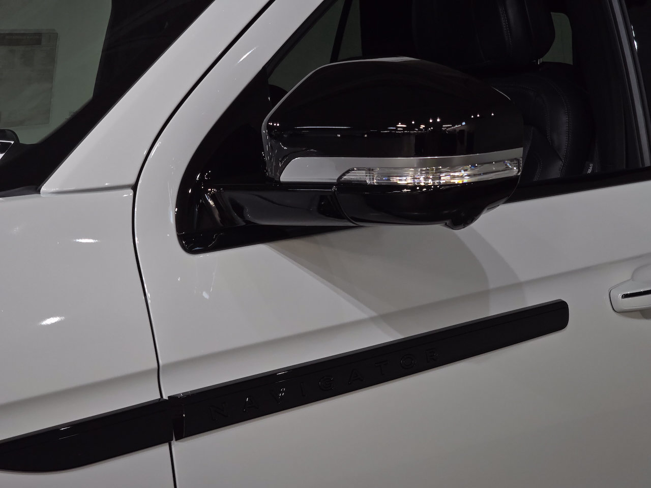 New 2025 Lincoln Navigator Reserve w/ Jet Appearance Package AWD/4WD image 14
