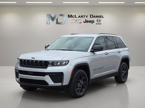 New 2026 Jeep Grand Cherokee Altitude image 2