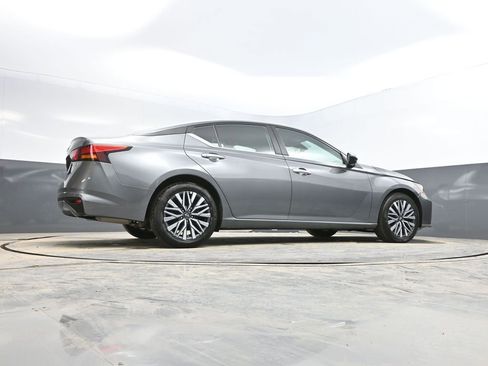 Used 2025 Nissan Altima 2.5 SV FWD image 33