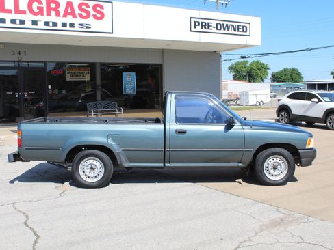 Used 1992 Toyota Pickup Deluxe RWD image 3
