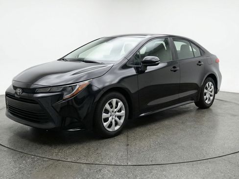 Used 2025 Toyota Corolla LE image 3