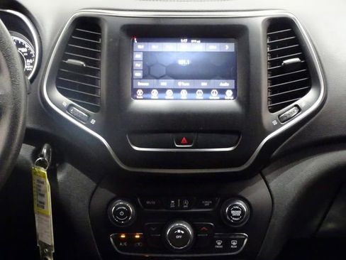 Used 2019 Jeep Cherokee Latitude w/ Popular Appearance Group FWD image 29