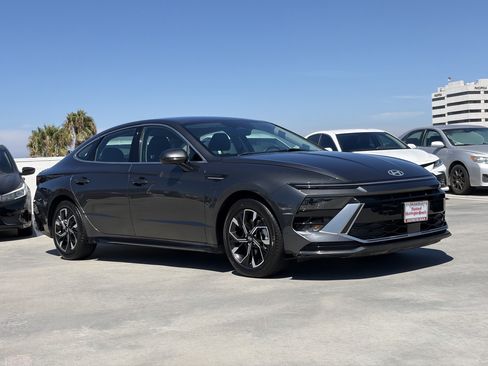 Used 2025 Hyundai Sonata SEL FWD image 2