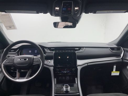 New 2025 Jeep Grand Cherokee Altitude image 6