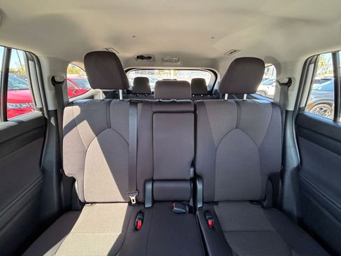 Used 2025 Toyota Highlander LE FWD image 40