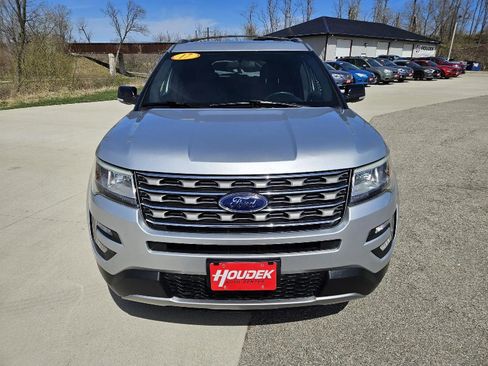 Used 2017 Ford Explorer XLT FWD image 2