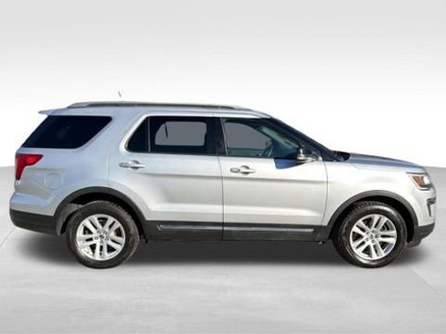 Used 2018 Ford Explorer XLT w/ Equipment Group 202A image 3