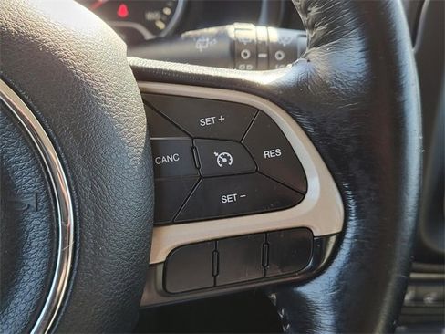 Used 2016 Jeep Renegade Limited image 28