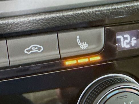 Used 2019 Volkswagen Jetta SE w/ Cold Weather Package image 19