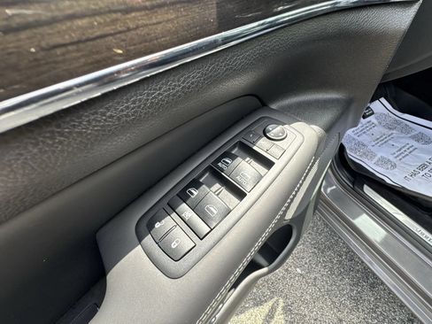 Used 2019 Jeep Grand Cherokee Overland AWD/4WD image 17