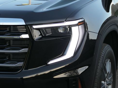 Used 2025 GMC Acadia Elevation image 9