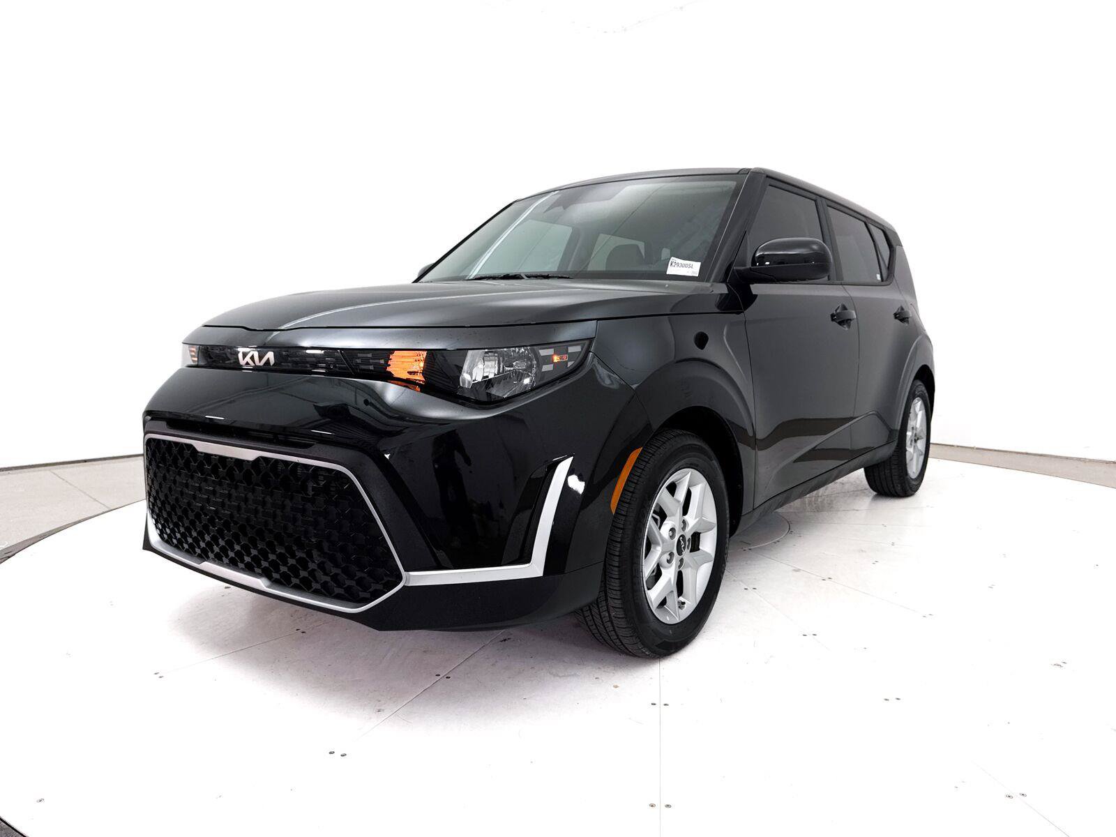 Used 2025 Kia Soul LX w/ LX Technology Package FWD image 13