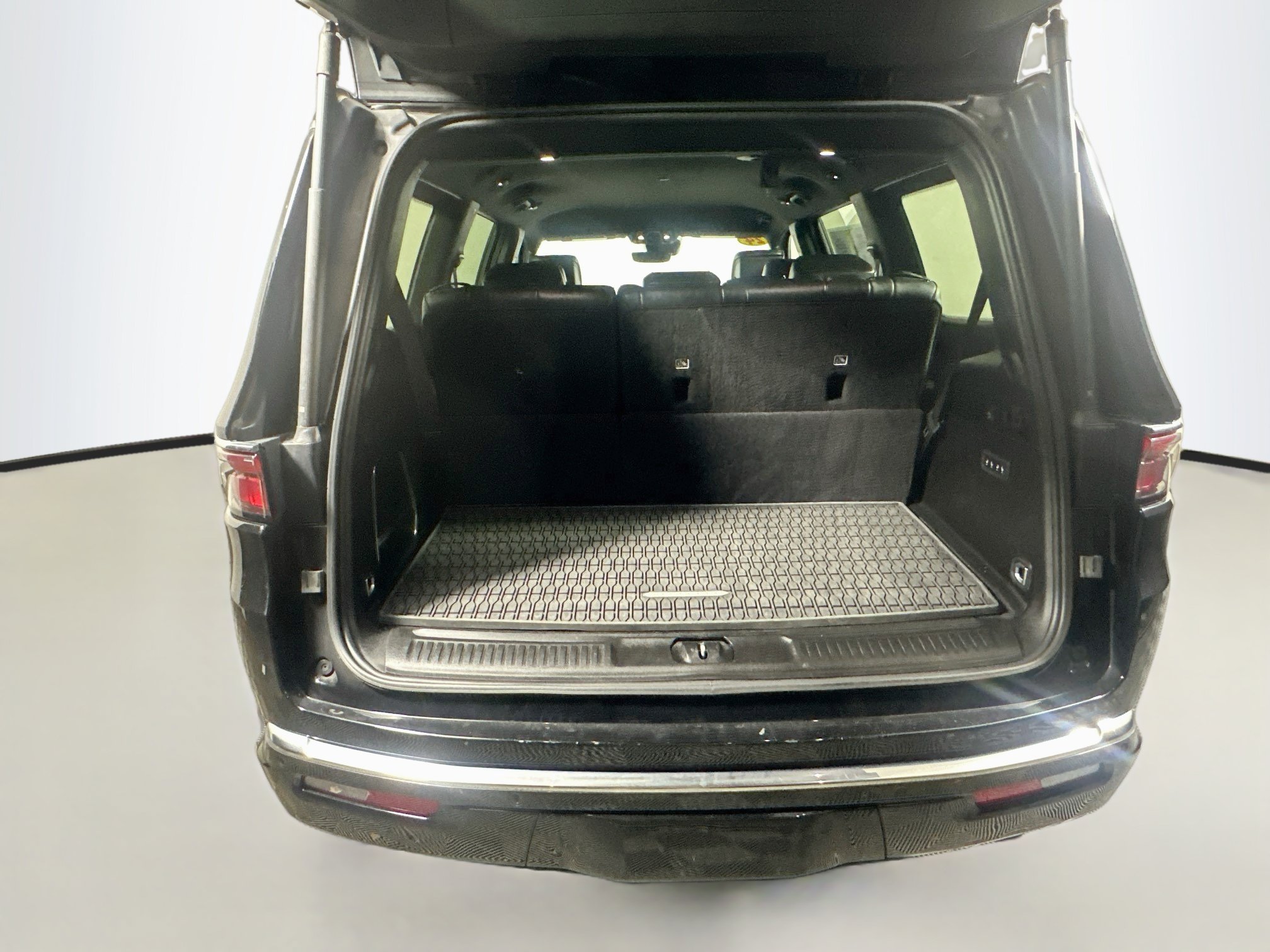 Used 2024 Jeep Wagoneer Series III AWD/4WD image 33