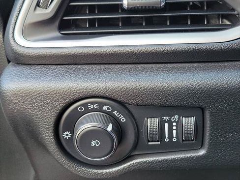 Certified 2025 Chrysler Pacifica Select FWD image 13