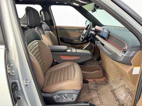 Used 2024 Kia EV9 Land image 16