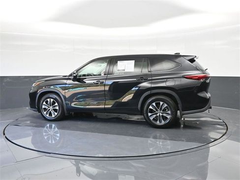 Used 2022 Toyota Highlander XLE image 5