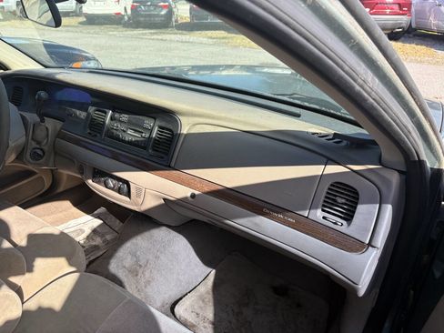 Used 2005 Ford Crown Victoria image 2