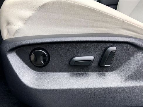 Used 2019 Volkswagen Tiguan SE image 34