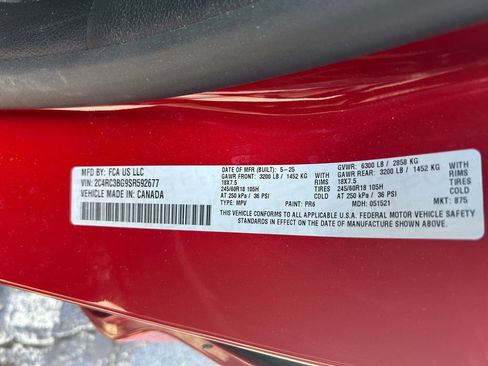 Certified 2025 Chrysler Pacifica Select AWD/4WD image 32