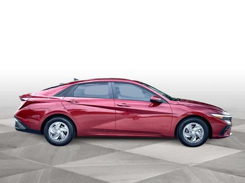 Used 2025 Hyundai Elantra SE FWD image 9