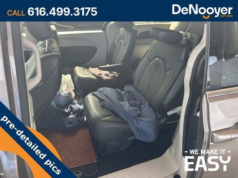 Used 2017 Chrysler Pacifica Touring-L image 10