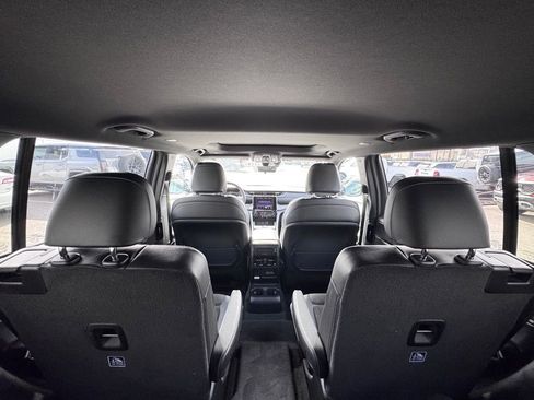 Used 2025 Jeep Grand Cherokee L Altitude image 24