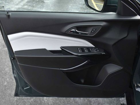 New 2026 Chevrolet Trax LT w/ Sunroof Package image 24