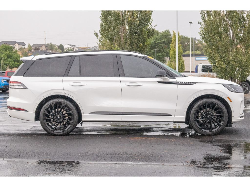 Used 2025 Lincoln Aviator Reserve w/ Equipment Group 201A AWD/4WD image 2