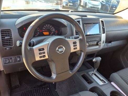 Used 2017 Nissan Frontier SV image 5