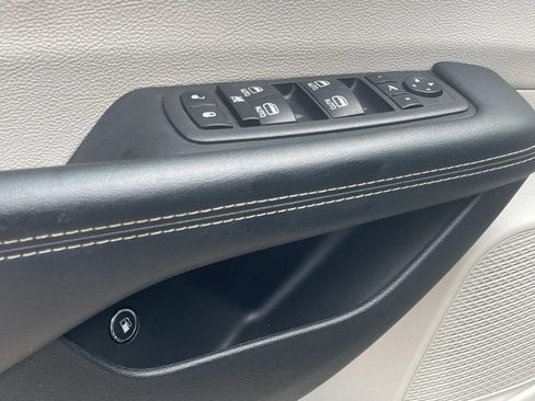 Used 2023 Chrysler Pacifica Limited FWD image 14