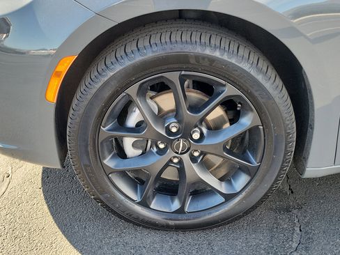 Used 2025 Chrysler Pacifica Limited image 9