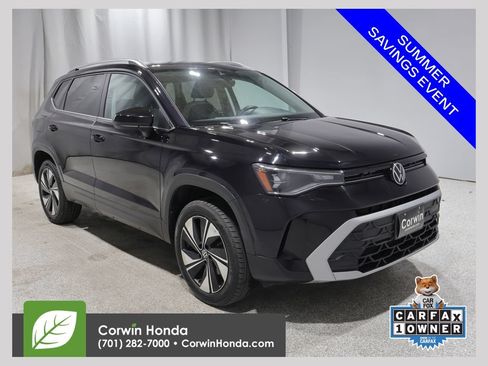 Used 2025 Volkswagen Taos SE AWD/4WD image 1