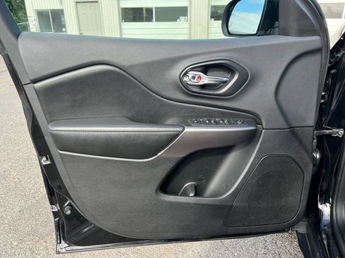 Used 2019 Jeep Cherokee Latitude w/ Popular Appearance Group FWD image 16