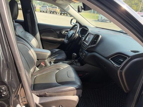 Used 2020 Jeep Cherokee Trailhawk AWD/4WD image 16