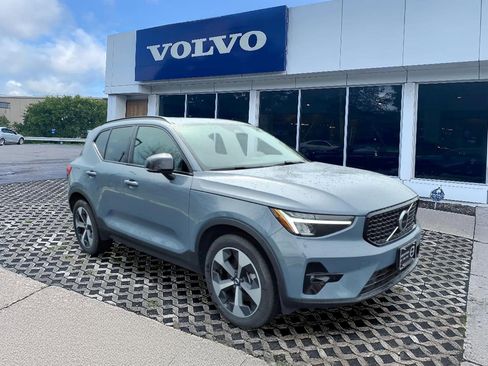 Certified 2023 Volvo XC40 B5 Plus w/ Climate Package AWD/4WD image 1