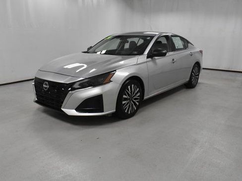 Used 2024 Nissan Altima 2.5 SV image 2