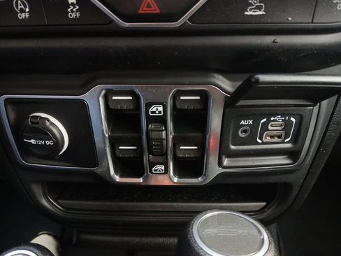 Used 2023 Jeep Gladiator Overland AWD/4WD image 6