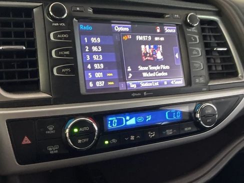 Used 2015 Toyota Highlander XLE AWD/4WD image 29