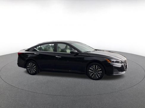 Used 2025 Nissan Altima 2.5 SV FWD image 2
