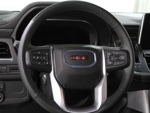 Used 2024 GMC Yukon SLT w/ SLT Luxury Package image 8