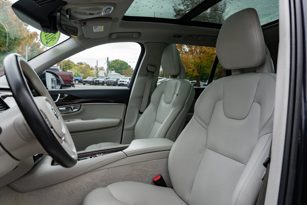 Used 2016 Volvo XC90 T6 Momentum w/ Momentum Plus Package AWD/4WD image 21