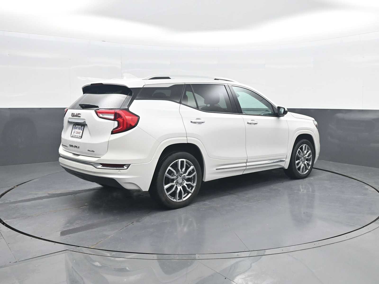 Used 2024 GMC Terrain Denali w/ Denali Premium Package AWD/4WD image 8