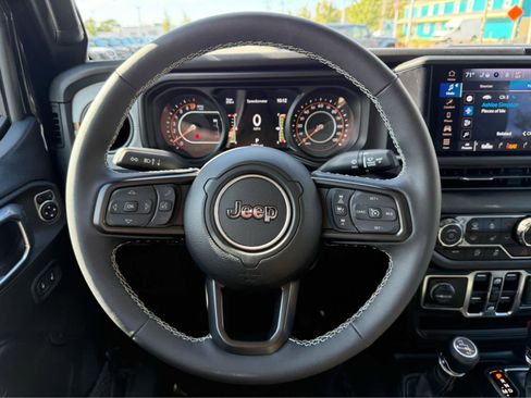 Used 2025 Jeep Gladiator Sport image 15